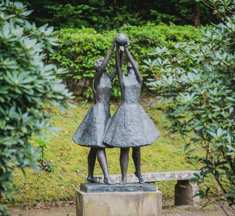 Meninas brincando com a bola <span class="sub_portfolio"> Maria Lúcia Marques Matos [PT] </span> 13