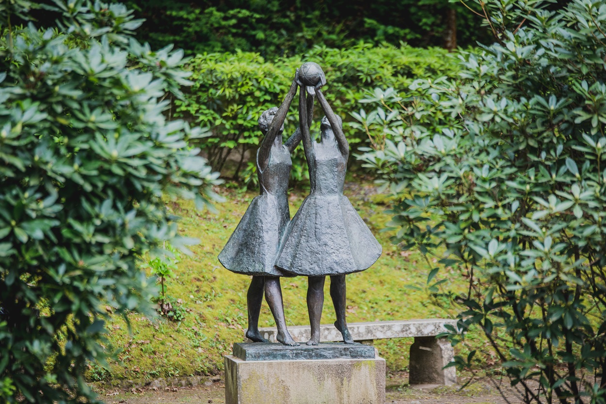 Meninas brincando com a bola <span class="sub_portfolio"> Maria Lúcia Marques Matos [PT] </span> 1